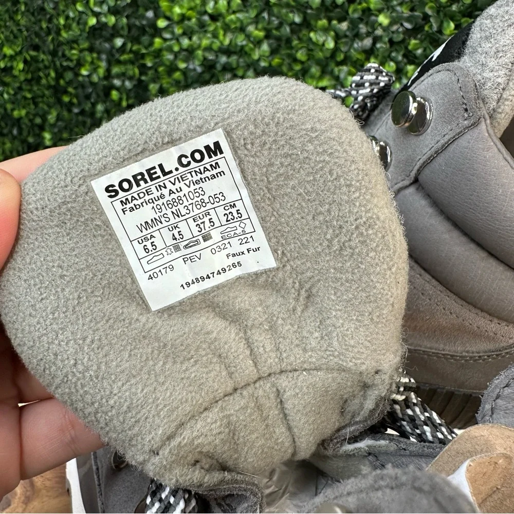 New in box Sorel Women's Kinetic conquest WP Quarry sea salt waterproof BootsNWT
